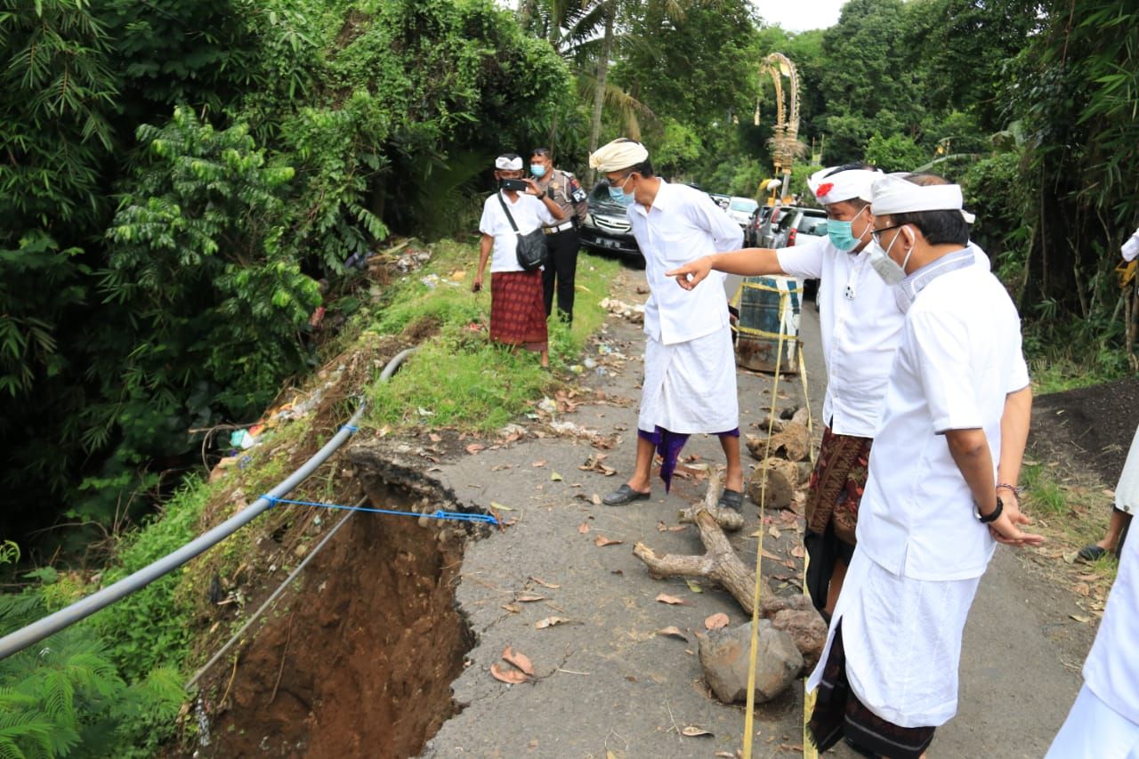 podiumnews.com-Gubernur Koster Tinjau Jalan Rusak Akibat Longsor di Bangli 